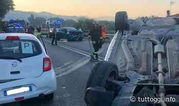 Incidente all’alba sulla Pian d’Assino, 3 auto coinvolte, una si ribalta | Conducenti in ospedale - TuttOggi