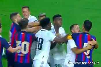 Real e Barcellona sfiorano la rissa: Jordi Alba abbatte Vinicius e in campo succede di tutto - Sport Fanpage