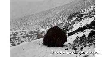 Arroyo Las Minas, incomunicado por la caída de una enorme roca sobre el camino - El Cordillerano