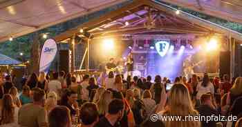 Openair in der Fuchsdelle: Rund 500 Besucher feiern Rockband Fused - Rheinpfalz.de