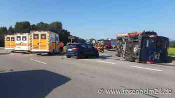 Stoppschild überfahren: Kastenwagen stürzt nach Kreuzungs-Crash mit Auto um