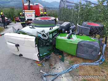 Lana di Sotto, trattore si ribalta sulla strada provinciale: fortunatamente illeso il conducente - La Voce di Bolzano