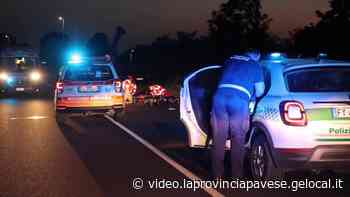 Vigevano, auto investe ciclista poi sradica il guard rail - Video