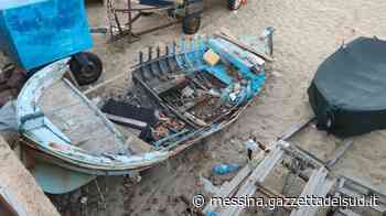 Messina, avviata la rimozione di barche e rifiuti dalle spiagge. Il Comune si muove - Gazzetta del Sud - Edizione Messina