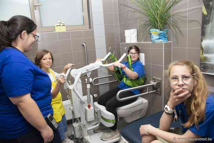 Kinderen helpen mee in woonzorgcentrum om kennis te maken met beroep als verzorger