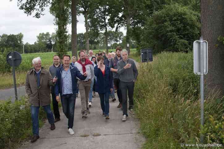 Gemeenteraadsleden verkennen landbouwgebied Beverhoutsveld