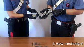 L'uomo geloso con una pistola rubata in casa. L'allarme della ex preoccupata