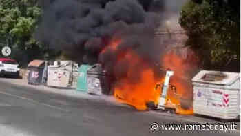 Incendio a Rebibbia: cassonetti in fiamme, il rogo danneggia auto in sosta