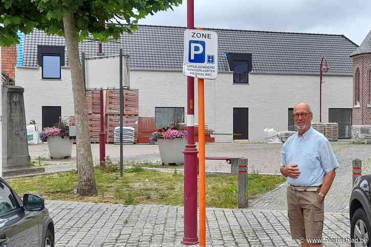 Blauwe zone geschrapt, maar parkeerbedrijf blijft boetes uitschrijven: “Verwacht men dat we een oervervelende procedure uitzitten om onze 20 euro terug te krijgen?”