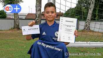 Ilyas von der SG Weddelbrook/Nützen muntert die traurigen Verlierer auf