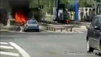 Auto in fiamme al casello autostradale