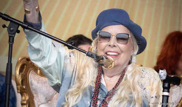 Joni Mitchell Performs Surprise Concert, Her First Full Set in Years