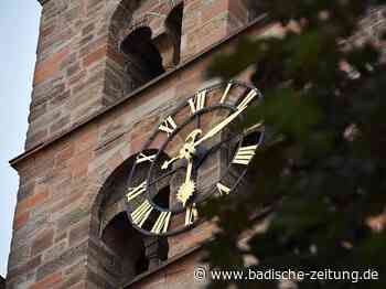BZ-Leserinnen und Leser bestaunen die Turmuhr des Breisacher Münsters - Breisach - Fotogalerien - badische-zeitung.de