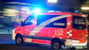 Berlin-Steglitz: 95-Jähriger fährt mit Auto gegen Laterne und stirbt - rbb24