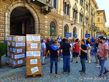 Artigiani Cuneo portano migliaia di bollette in Prefettura - Agenzia ANSA