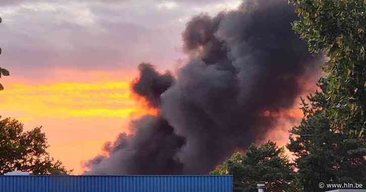 Bedrijfsbrand in Herentals: E313 opnieuw opengesteld in beide richtingen - Het Laatste Nieuws