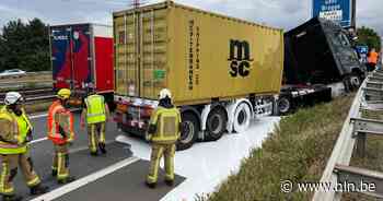 Vrachtwagen verliest lading witte verf op A12 in Stabroek: gigantische file - Het Laatste Nieuws