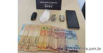 Em Imbituba, agentes do Tático da PM prendem traficante vendendo drogas às margens da BR-101; homem foi flagrado com quase 100g de cocaína - Portal AHora