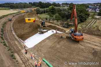 Waterschap Limburg test nieuwe techniek om dijken te versterken: geen laag klei, maar een dun matje - De Limburger