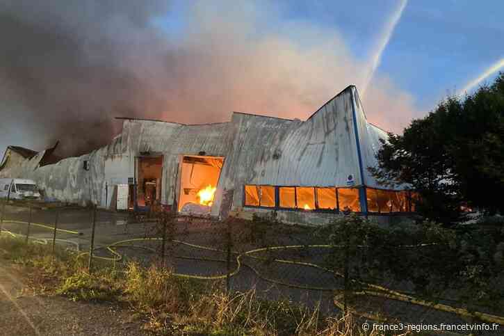 Bas-Rhin : incendie à Hoerdt, 3000 m2 de locaux d'entreprises ravagés et beaucoup d'incertitudes - France 3 Régions
