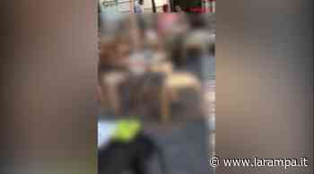 (VIDEO) Aversa. Segnalazione cittadino: tavoli e gazebo di un locale sul sagrato - La Rampa