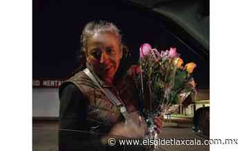 Solitaria mujer vende rosas a medianoche en Apizaco - El Sol de Tlaxcala