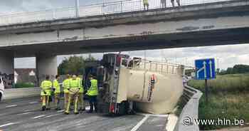 Vrachtwagen kantelt aan turborotonde: chauffeur raakt gewond aan oog - Het Laatste Nieuws