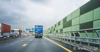 Rechterrijstrook versperd ter hoogte van Gentbrugge Richting Kortrijk - Het Laatste Nieuws