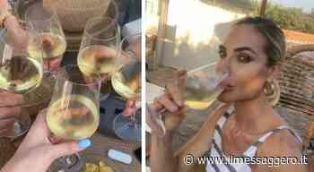Ilary Blasi, la prima giornata a Sabaudia senza Totti: brindisi con gli amici, paparazzi e selfie in spiaggia - ilmessaggero.it