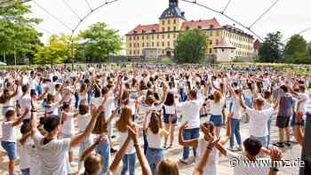 „Es lebe das Leben“ heißt es im Schlosspark Moritzburg Zeitz mit 400 Akteuren - Mitteldeutsche Zeitung