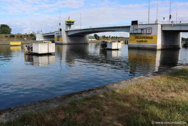 Inbreker slaat op de vlucht, trekt mes naar buurman en springt van brug metersdiep in kanaal om politie te ontlopen