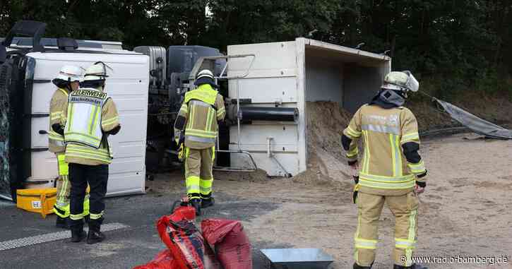 Lastwagen verliert tonnenweise Sand auf Autobahn