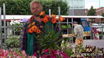 Wochenmarkt in Barmstedt: Bei Sonnenschein verkauft Rainer Krüger die meisten Blumen - shz.de