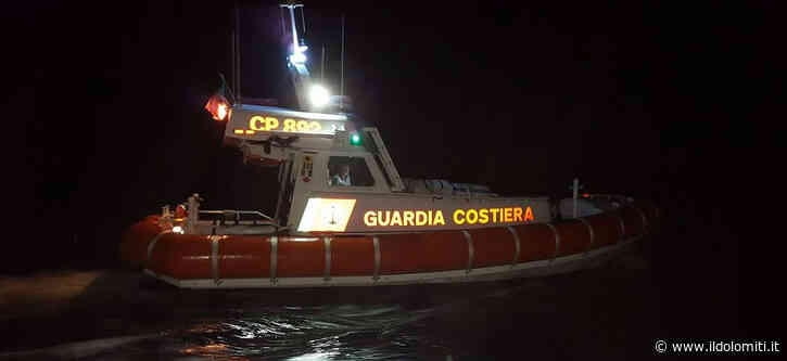 Tragedia nel lago di Garda, entra in acqua per un bagno notturno ma non riemerge - il Dolomiti