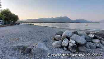 Un'insolita domenica sul lago di Garda prosciugato: tra distese di sassi, l'afa e l'odore forte - La Gazzetta di Mantova