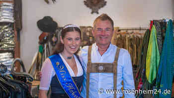 Dunkel und ein eleganter Alleskönner: Das Dirndl der Miss Herbstfest von Tracht & Sach in Neubeuern