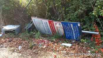 Flaconi per i tamponi e spazzatura, dilaga il degrado all'ex drive in covid di viale di Tor di Quinto