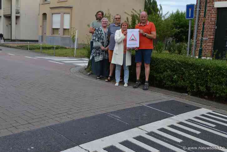 Verkeersplateau dat buurtbewoners al twee jaar wakker houdt, wordt na fel aandringen eindelijk opgebroken: “We zijn te lang aan het lijntje gehouden”