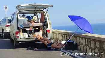 Positano: ragazzi stesi al sole in strada, aperto anche l'ombrellone - Positanonews - Positanonews