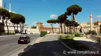 Il turista borseggiato da una coppia di manolesta mentre fotografa i Fori Imperiali