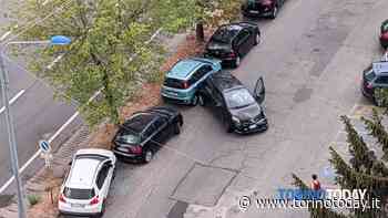 Incidente a Collegno: due auto si scontrano e una finisce contro tre vetture parcheggiate - TorinoToday