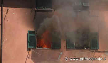 Scoppia incendio in appartamento a Genova Voltri, due persone in fuga sul tetto - Primocanale