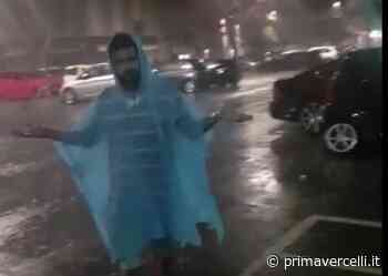 Profughi al riparo dal diluvio sotto i portici del municipio - Prima Vercelli