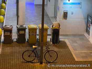 La speranza sta nel cassonetto: a caccia di Gratta e vinci buttati per errore nella spazzatura - Cronache Maceratesi
