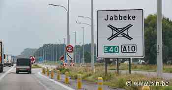 File op de E40 (A18) Jabbeke richting Veurne-Calais (Frankrijk) - Het Laatste Nieuws