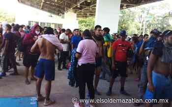 Migrantes ingresan por la fuerza a la aduana Cerro Gordo en Huixtla, Chiapas - El Sol de Mazatlán