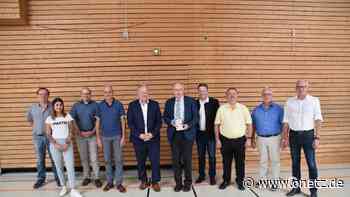 Wolfgang Hirmer nach 45-jähriger Dienstzeit als Leiter der Verwaltung des Landkreises Amberg-Sulzbach verabschiedet - Onetz.de