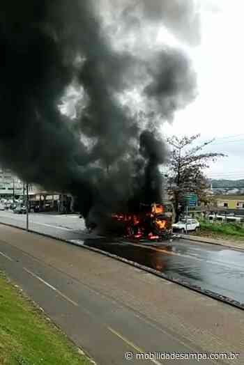 Incêndio em ônibus bloqueia parcialmente rodovia Régis Bittencourt em Cajati - Mobilidade Sampa