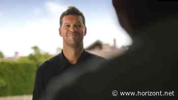 Saisonstart-Kampagne von RCKT und Dentsu: Michael Ballack wird für DAZN zum Wohnzimmer-Crasher