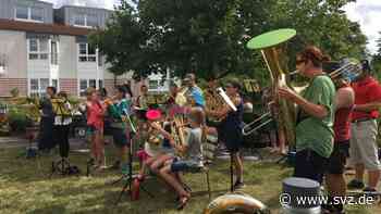 Urlaub in Parchim: Bläser aus Sachsen spielen auf dem Pingelhof und dem Marktplatz - svz – Schweriner Volkszeitung